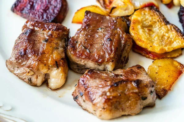 Filete Cordero Con Rebanadas Remolacha Asada Papas Horno Kuzu Lokum —  Fotos de Stock