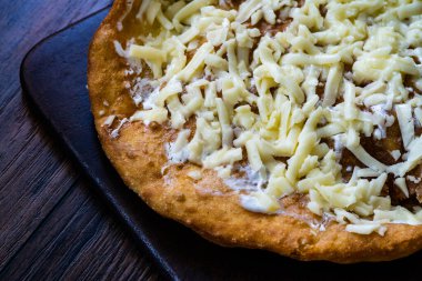 Geleneksel Lango / Langosh aslında mayadan yapılmış, üzerinde parmesan peyniri ve yumuşak krem peynir / Pisi bulunan Macar kızarmış gözlemeleridir. Yemeye hazır..