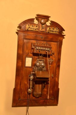 Duvarda eski telefon var.