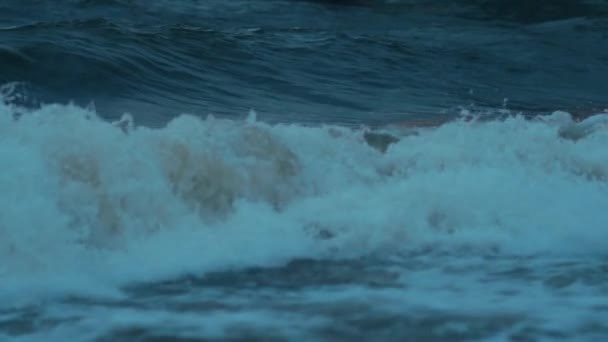 Mavi Dalgalar ışıklı turuncu günbatımı Plajı mücadele — Stok video