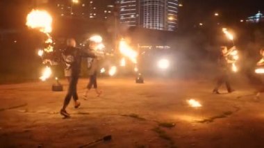 sanatçılar meşaleler açmak