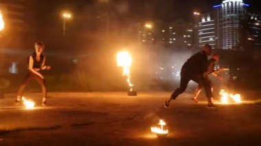 aktörler ateşle dansı