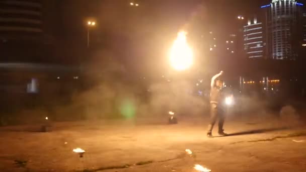 Artiste de cirque tourne autour d'une énorme torche — Video