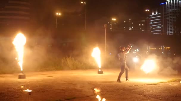 Цирковий художник крутиться навколо величезного факела в уповільненому русі — стокове відео
