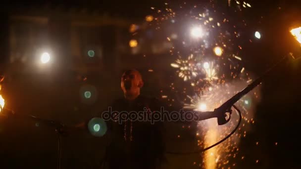 Stuntman spielt nachts mit dem Flammenwerfer. — Stockvideo