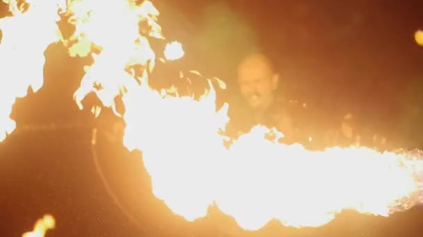 Der Stuntman löst einen Kreis aus dem Flammenwerfer. Action in Echtzeit — Stockvideo