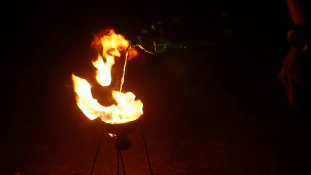 le feu s'embrase contre la route sombre 