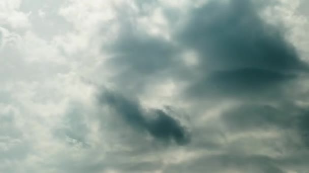 nuages gris foncé se déplacent contre un ciel clair 