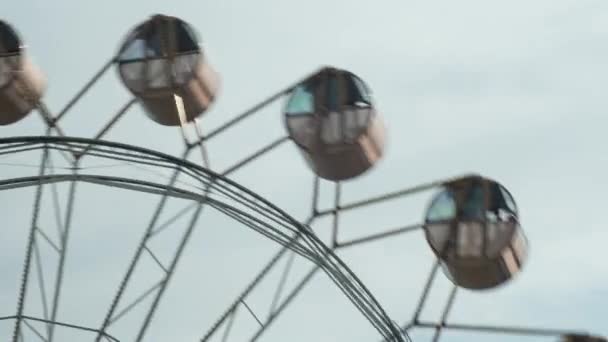 Timelapse. Gray ferris wheel againts clear sky. Blurred By A Slow Shutter Speed. Close up sky wheel in Novosibirsk. — Stock Video