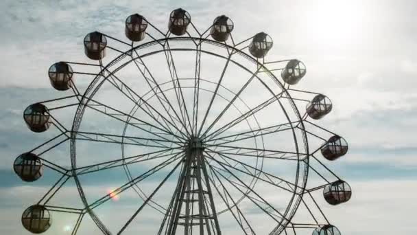 Timelapse. ferris wheel on the background of a fast moving sky — Stock Video