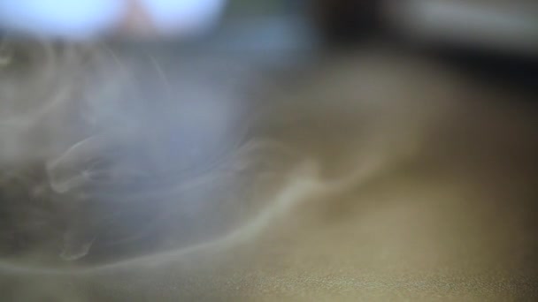 White chemical smoke floats along the table for chemical experiments. Slowmotion close up — ストック動画