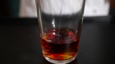 Kimya deneyi, kırmızı kimyasal reaksiyonun kimyaya ulaştıktan sonra renk değişimi. Yakın çekim.