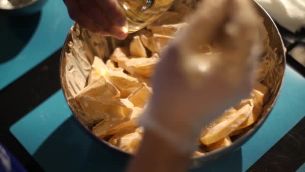 Laranjas em molho mexido para cozinhar salada — Vídeo de Stock