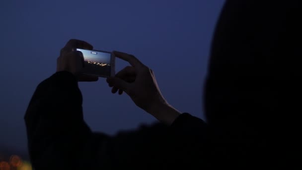 Man schiet 's nachts panorama op een mobiele telefoon — Stockvideo