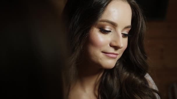 A girl looks into the camera during a make-up. Close-up — Stock Video