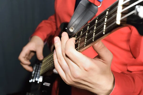 Mężczyzna grający na gitarze elektrycznej — Zdjęcie stockowe