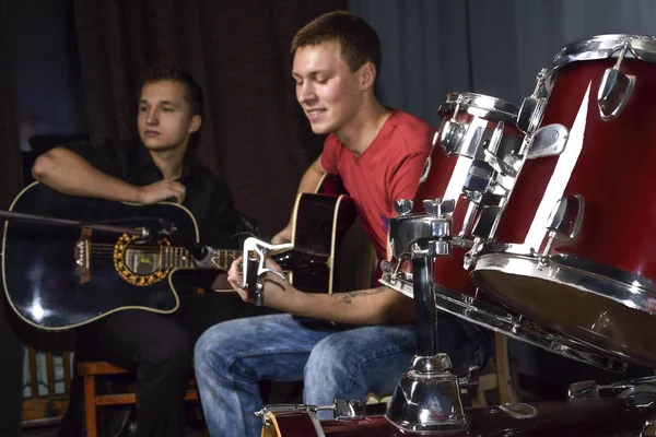 Jovens tocando guitarras — Fotografia de Stock