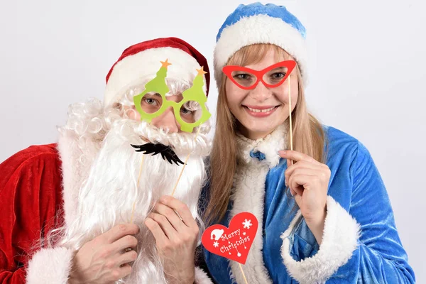 Homem com uma menina em trajes de Natal e máscaras de mascarada — Fotografia de Stock