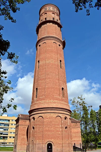 Het platform torens bedrijven monumenten testil, — Stockfoto