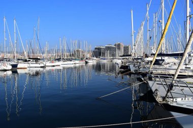Badalona bağlantı noktası demirleyen tekneleri