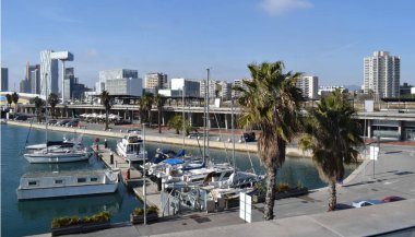 Limana demirlemiş tekneler