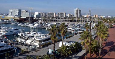 Limana demirlemiş tekneler