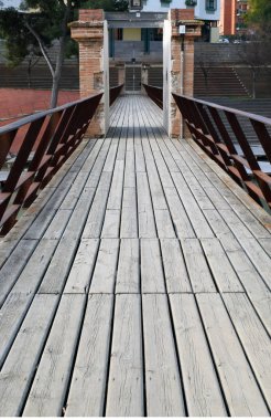 su üzerinde köprüler