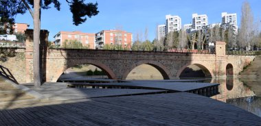 su üzerinde köprüler