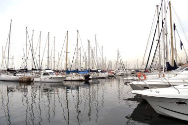 Limana demirlemiş tekneler