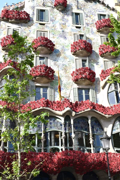 Casa Batll e Sant Jordi dia da rosa e o livro — Fotografia de Stock
