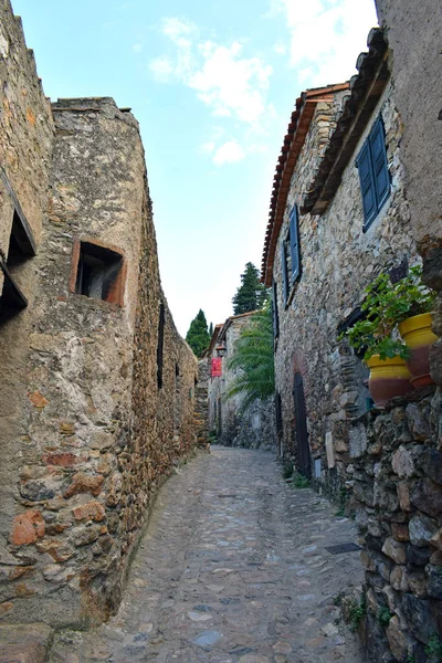 Castellnou, un pequeño pueblo de montaña — Foto de Stock