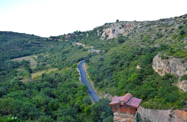 Castellnou, egy kis ember-hegy — Stock Fotó