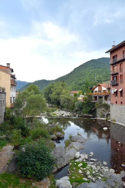 Rio Ter till hans steg längs Camprodn — Stockfoto