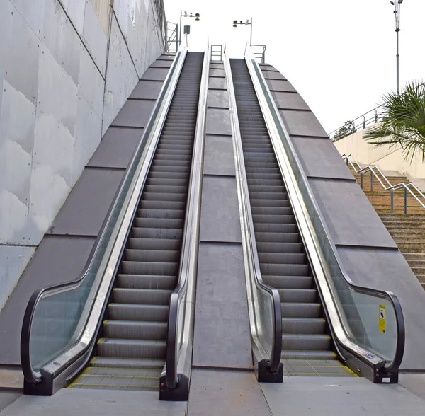 巴塞罗那大街上的自动扶梯 — 图库照片