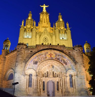 Colserola dağın Barcelona'da Tibidabo Kilisesi