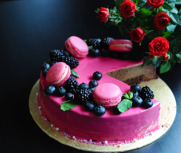 Вкусный торт со свежими фруктами — стоковое фото