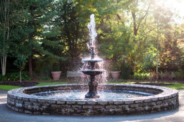 Çeşme sonbahar parkta. West Yorkshire, İngiltere. 