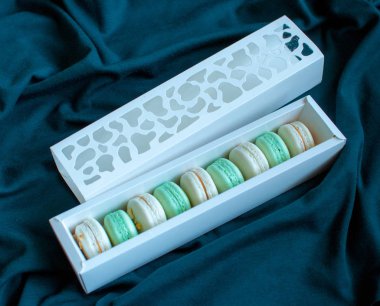 Siyah bir zemin üzerine Fransız çerezleri macaroons.