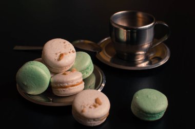 kahve ile koyu arka plan üzerinde Fransız acıbadem kurabiyesi.