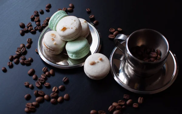 Φλιτζάνι καφέ με γαλλικά ζάχαριν σε σκούρο φόντο. — Φωτογραφία Αρχείου