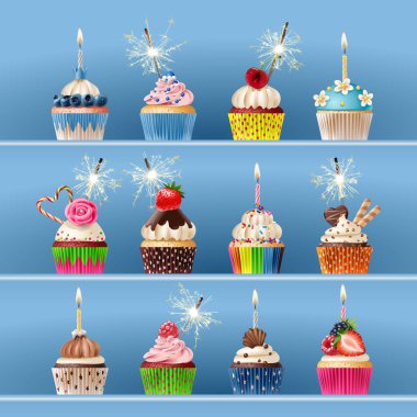 Maytap ve mumlar ile şenlikli cupcakes topluluğu.