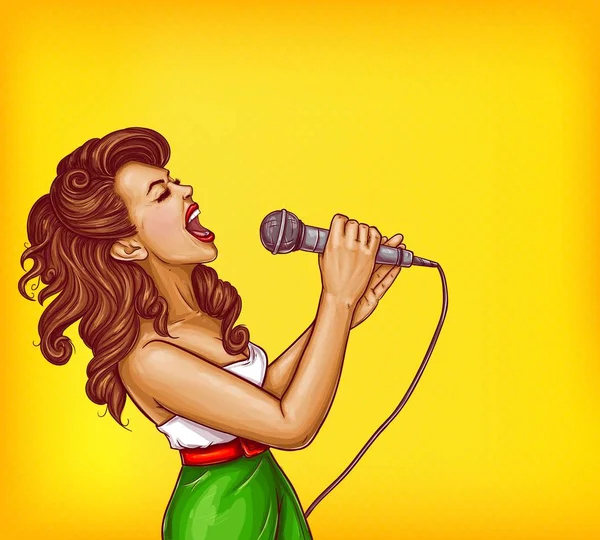 Cantando jovem mulher com microfone pop arte vetor —  Vetores de Stock