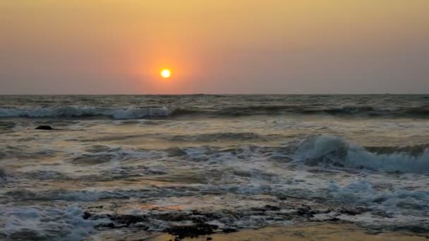 Tramonto arancione sopra la riva ondulata dell'oceano — Video Stock