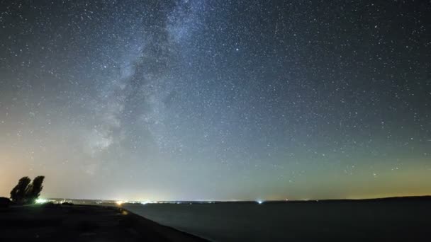Szép csillag pályák-tóra, az autópálya közelében. — Stock videók