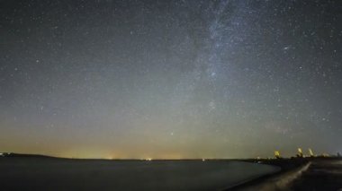 Güzel Star Trails otoyolu yakınında, göl üzerinde.