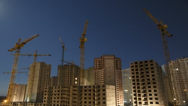 Движение Луны над ночным небом над строительной площадкой — стоковое видео