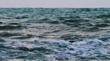 Okyanus dalgaları yavaş hareket