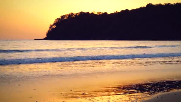 Traumszene. Goldene Meereswellen beim Sonnenuntergang in den Tropen. — Stockvideo