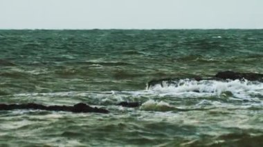 Ağır çekimde sinematik Ocean Surf