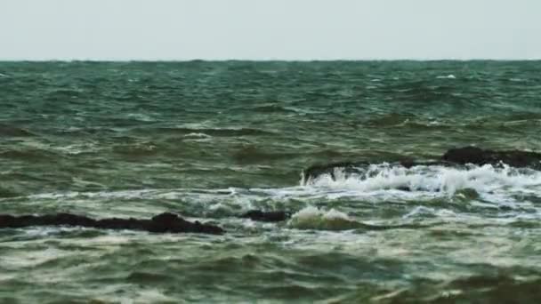 Surf océanique cinématographique au ralenti 